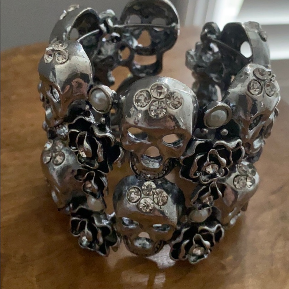 Bracelet with skulls and flowers and stones
